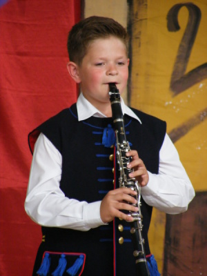 Maksymilian z klasy II b zachwycił grą na klarnecie