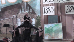 Układ taneczny zatańczyły również absolwentki szkoły: Ania Bober, Nicol Hercog i Agata Maroszek