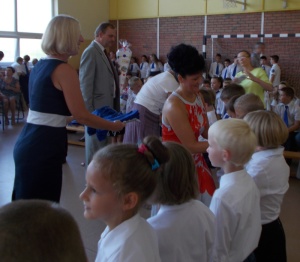Każdy uczeń na znak przystąpienia do szkolnej społeczności otrzymał niebieski krawat