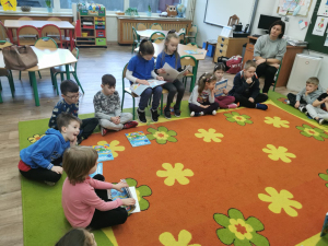 Uczniowie klasy II b czytają przedszkolakom