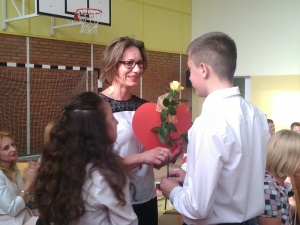 Różą i sercem uczniowie klasy VI dziękowali swoim pedagogom