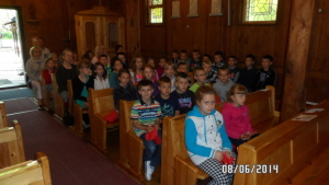DZIEŃ TRZECI 8. CZERWCA : Z samego rana poszliśmy do pobliskiego drewnianego kościółka na mszę św.