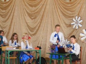 Szóstoklasiści z teatrrzyku "Frykas" przedstawili humorystyczną scenkę o szkole