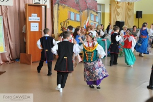 Zawadzianki w śląskiej wiązance szlagierów  przykładem szkoły "opartej na tradycji" 