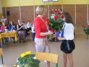 Każdy otrzymał różę i kartkę z życzeniami. Pierwsze podziękowania złożono na ręce pani Dyrektor.