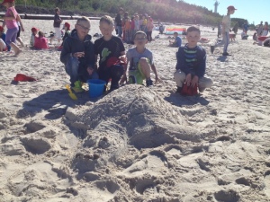 Druga grupa naszych panów zbudowała ogromnego żółwia