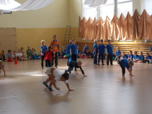 Sportowe konkurencje na sali gimnastycznej - NA WESOŁO...