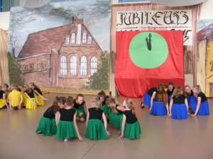 "ISKRY" zatańczyły do polskich przebojów od lat 60-tych do teraz.