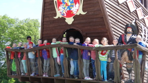 Dzieci w replice słynnego polskiego galeonu z dużym, zadaszonym placem zabaw, który znajduje się środku.
