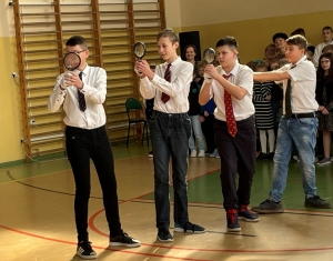 Taniec chłopaków z klas ósmych