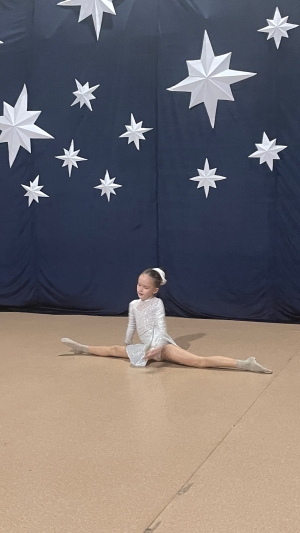 Oliwia Elsner z klasy IV w taneczno - akrobatycznym występie do piosenki "Jingle bells rock"