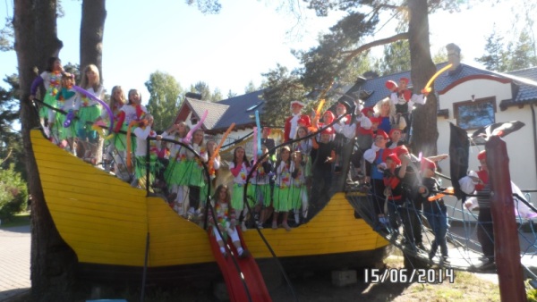 A to "zielonoszkolne Hawajki" w niewoli na statku u piratów:)