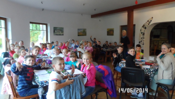 DZIEŃ DZIEWIĄTY 14.CZERWCA - Dzisiaj jest zimno, dlatego po śniadaniu poszliśmy śpiewać szanty i pisać nasz zielonoszkolny pamiętnik.