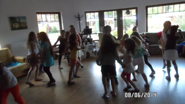 A po pysznej kolacji czekała na nas niespodzianka. Poszliśmy na pierwszą  na "Zielonej szkole" dyskotekę