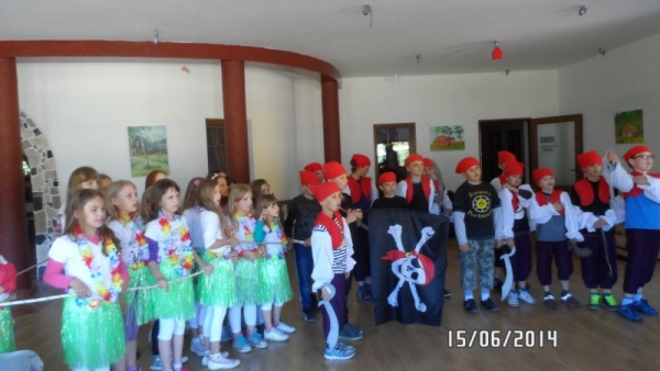 I przybył wreszcie wyczekiwany gość w postaci admirała samego Neptuna! Aby z kaczora lądowego awansować na wilka morskiego, musieliśmy wykonać wiele zadań: śpiewać szanty, tańczyć, przechodzić pod liną ...