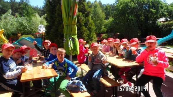 DZIEŃ JEDENASTY 15.czerwca - Dzisiaj obudziło nas słoneczko, panie powiedziały nam, że przyjdzie do nas NEPTUN. A po mszy św. dostaliśmy pyszny deser lodowy z bitą śmietaną, posypką i polewą. 