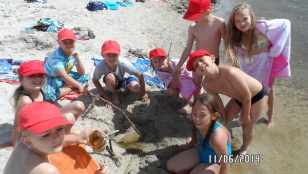 W miejscu, gdzie rzeka wpływa do morza rozpoczęliśmy nasze plażowanie, kąpiele i zabawy:)