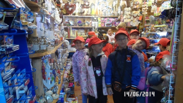 Po ciszy poobiedniej, na której mogliśmy grać w różne gry oraz kolorowaliśmy rybki, poszliśmy na spacer. Oczywiście zahaczyliśmy o stragany z pamiątkami. Tam jest tyle fajnych rzeczy!