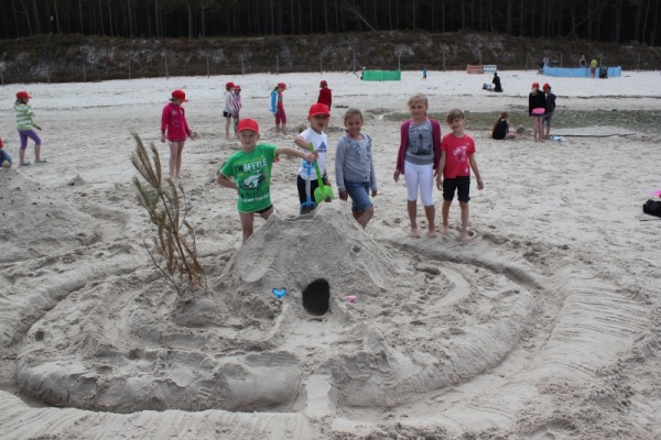 DZIEŃ DWUNASTY 16. czerwca - Po gimnastyce i śniadaniu poszliśmy na plażę, a tam wykonaliśmy konkursowe prace: rzeźba w piasku.Wszystkie dwanaście grup wykonało ciekawe prace, ale przydzielono trzy miejsca. Na zdjęciu powyżej - grupa zajęła I miejsce.