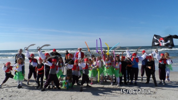 Ślubowaliśmy Neptunowi, że będziemy dbali o czystość plaży i wód morskich. Na wieczornej dyskotece wszyscy będziemy już morskimi wilkami. 