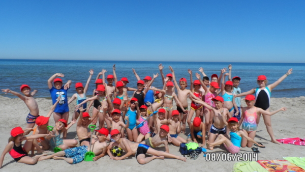 A to my - grupa radosnych trzecioklasistów zażywająca słonecznych kąpieli i budująca "zamki" z piasku:)