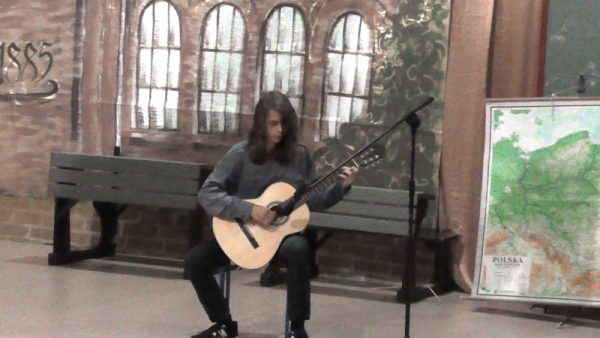 Jan Ferdyan zaprezentował swój  talent gry na gitarze