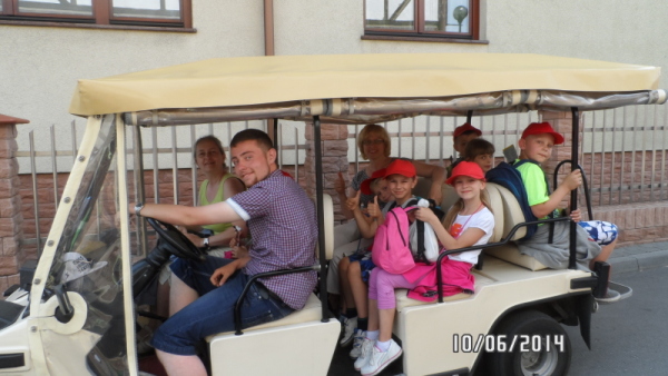 DZIEŃ PIĄTY 10. CZERWCA - Wycieczka na Hel. Takimi pojazdami (melexami) poruszaliśmy sie po półwyspie.