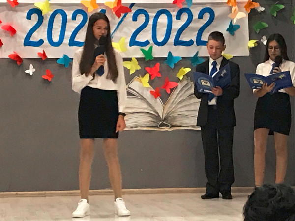 Magda z klasy VII b wita uczniów klasy I