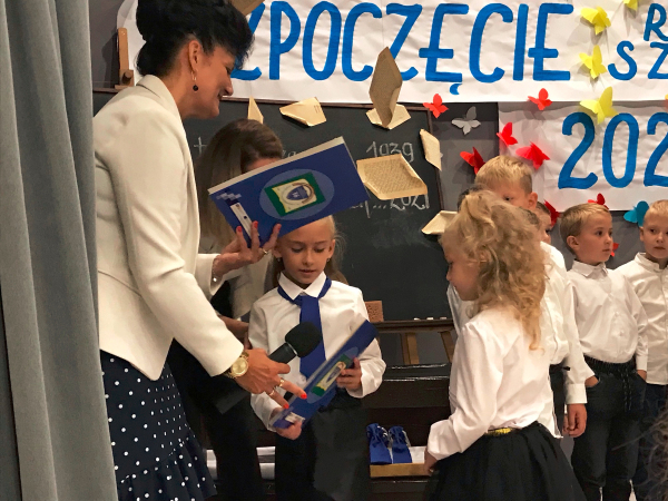 Wręczenie dyplomu ze szkolną legitymacją i krawata - elementu stroju galowego ucznia Szesnastki